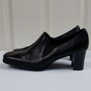 *2/$20* Aerosoles• 7 black heeled closed shoe